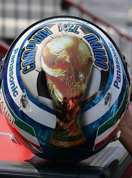 Nel 2006, per la vittoria dell&#39;Italia, Jarno Trulli us un casco molto simile, con la coppa pure ben riprodotta. Ma nell&#39;occasione, il GP di Francia, non accadde nulla